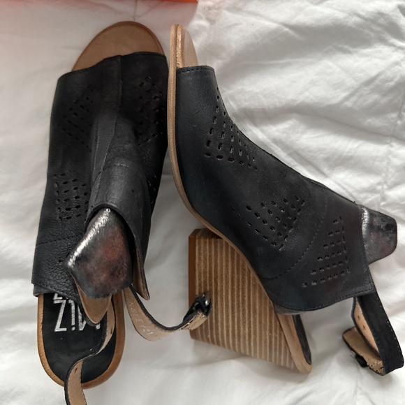 Shoes - Picture 6 of 8